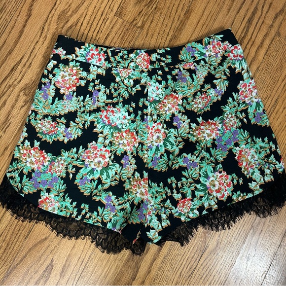 TOPSHOP | Floral Lace Trim Hem Shorts Size 4 - Picture 3 of 11